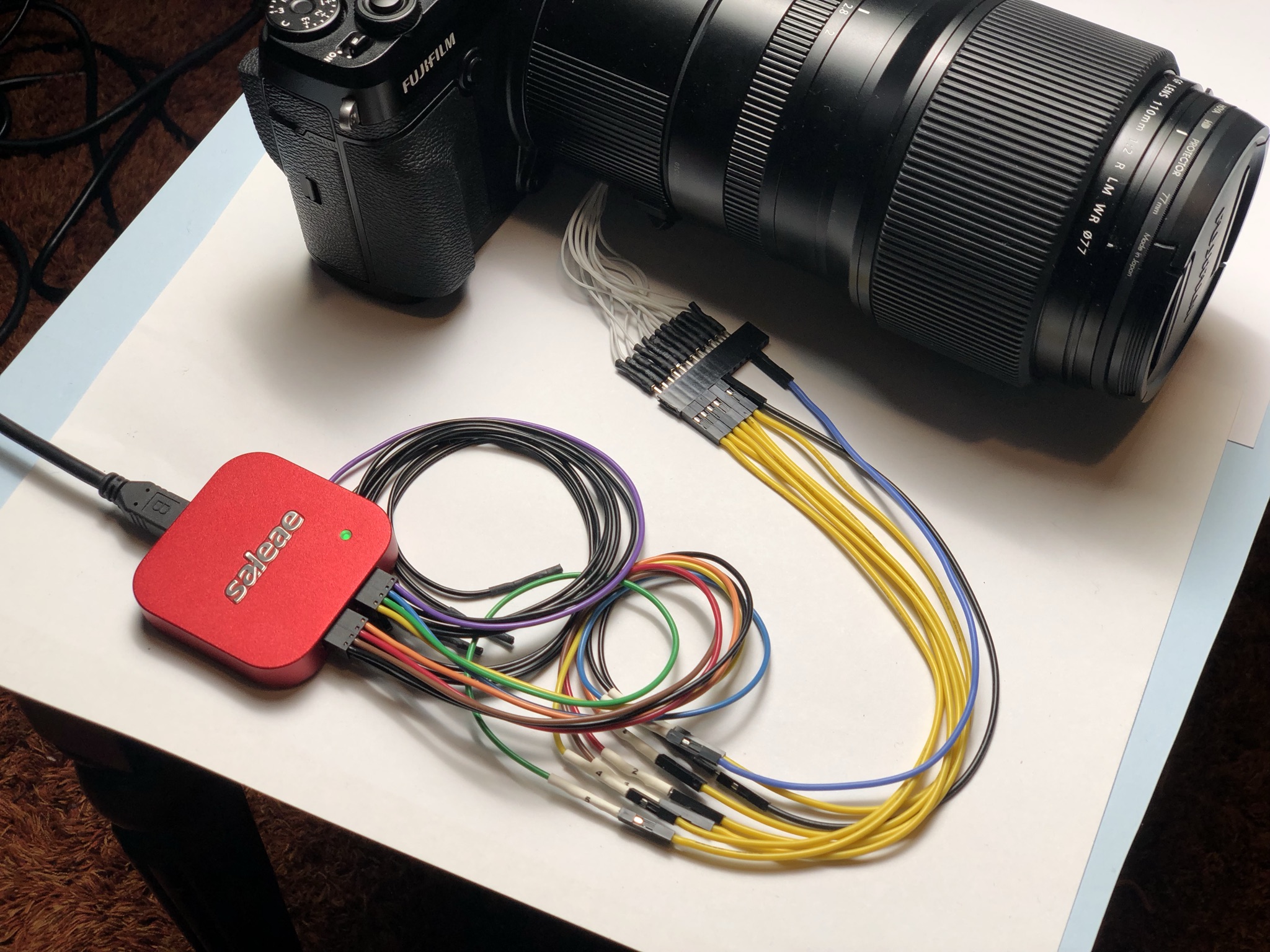 Camera with tube and lens, connected to Saleae logic analyser